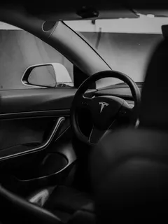 Foto en blanco y negro del interior de un auto clásico