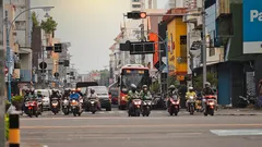 Grupo de motociclistas circula por la calle de una ciudad