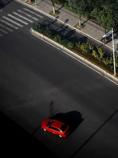 Vista de una calle urbana con edificios y tránsito en la ciudad