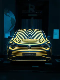 Volkswagen ID.4 SUV eléctrico concepto en foro DRIVE con diseño modular MEB