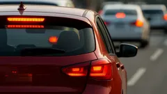 Este ingeniero busca revolucionar la seguridad vial con un cuarto stop trasero