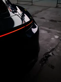 Coche negro estacionado sobre pavimento gris