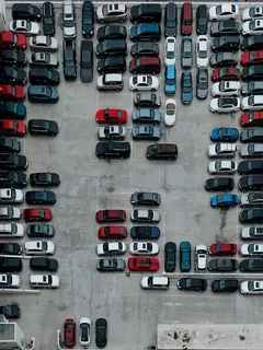 Fotografía aérea de autos en estacionamiento visto desde arriba