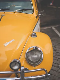 Fusca amarillo clásico Volkswagen Beetle en México